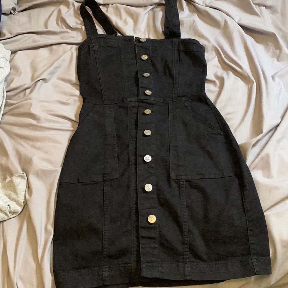 Buckle straps , buttons all the way down , black, short.